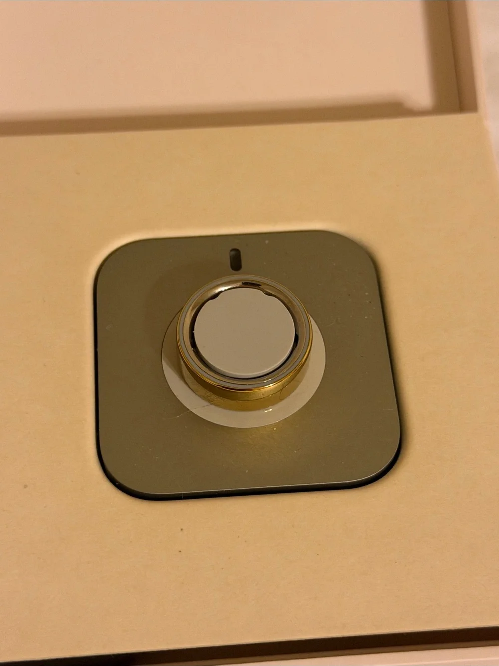 Oura Ring 4 with charger